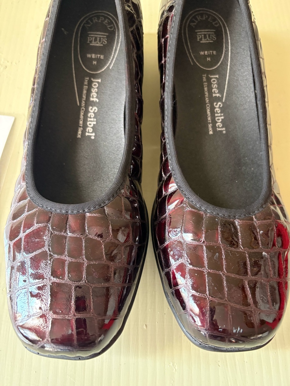 Josef Seibel Burgundy Croc-Embossed Slip-On wedge Sz 39 - Picture 8 of 9